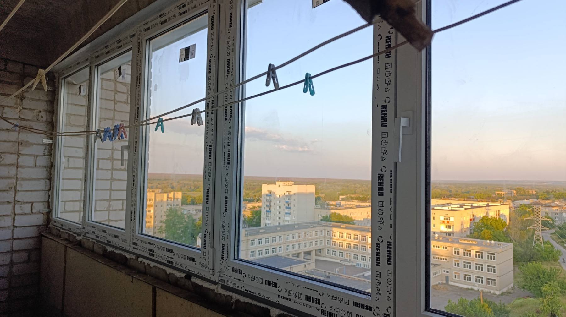 Квартирні вікна з видом на місто