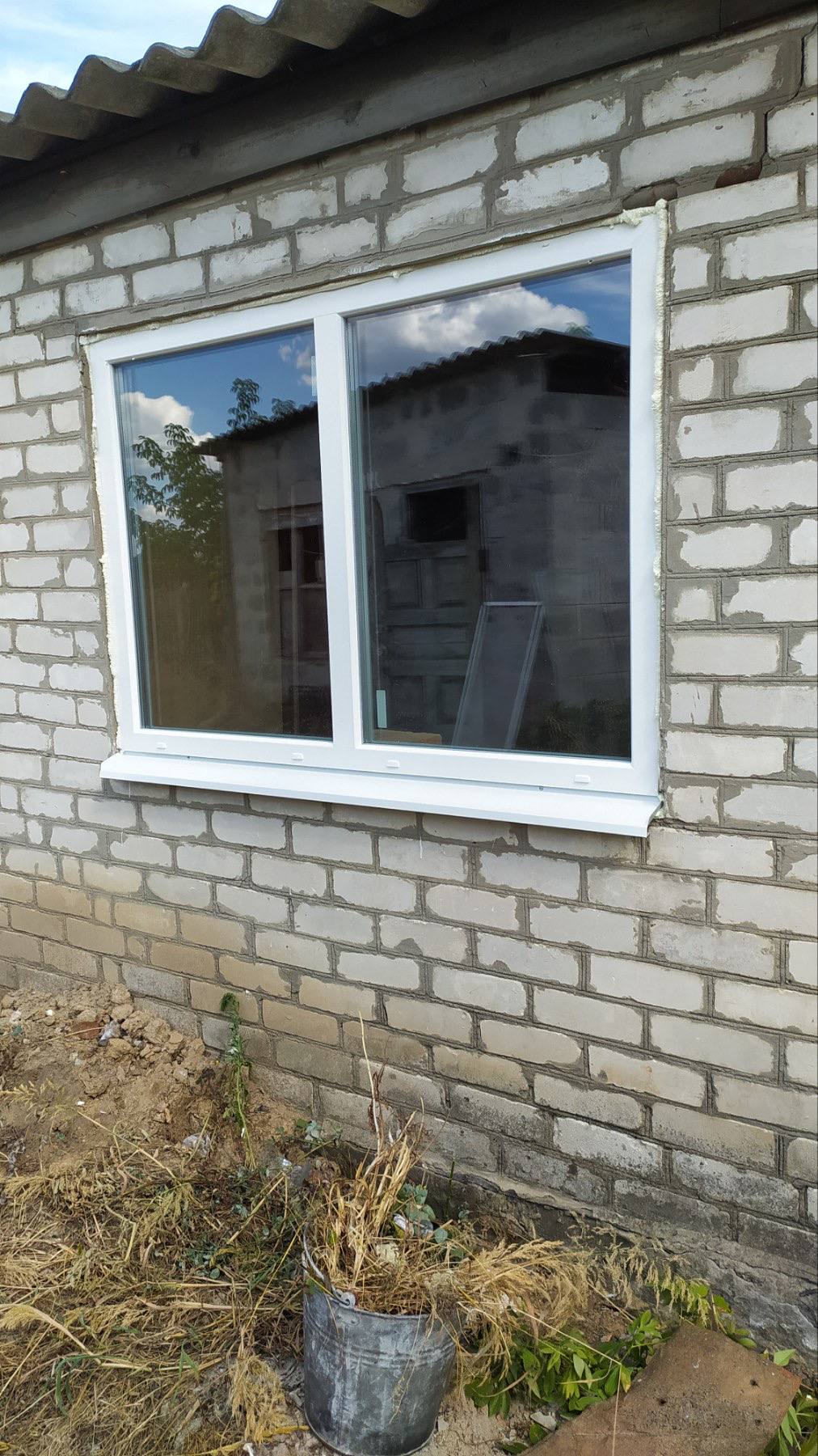 Вікно у цегляному будинку